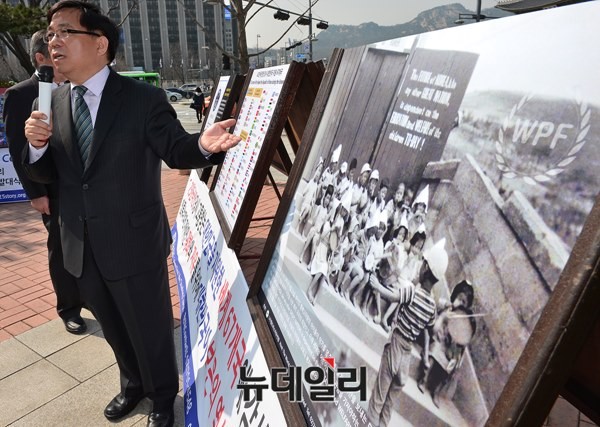 ▲ 월드피스자유연합 안재철 대표가 부산의 한 고아원을 돕는 UN의 활동 사진을 소개하고 있다. ⓒ뉴데일리 정상윤 기자