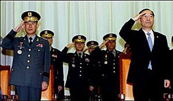 ▲ 취임한 지 얼마 안 돼었을 때의 김영한 前기무사령관과 윤광웅 당시 국방장관. ⓒ당시 보도화면캡쳐