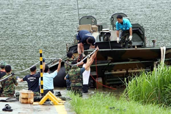 ▲ 2010년 7월 29일, '10대 명품무기'라고 자랑하던 K21 장갑차가 시험운행 중 강 속에 침몰했다. 이 사고로 부사관 1명이 숨졌다. 당시 ADD는 "설계에 일부 문제는 있지만 설계결함은 아니다"라는 명언(?)을 남겼다. ⓒ뉴데일리 DB