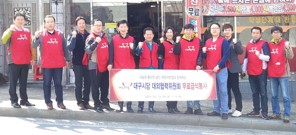 ▲ 새누리당 대구시당 대외협력위가 19일 독거노인 등을 상대로 자장면 무료급식 봉사활동을 펼쳤다.ⓒ새누리 대구시당 제공