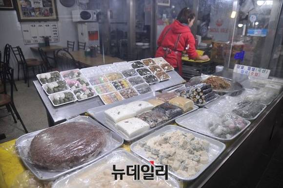 ▲ 성가떡집은 매장에 앉아 신선한 떡을 맛볼 수 있다. ⓒ 뉴데일리 정재훈