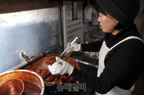 ▲ 직접 만든 고추장 양념 소스를 입히면 완성. ⓒ 뉴데일리 정재훈