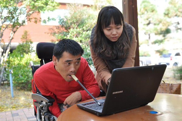 ▲ 대구사이버대에서 장애학생을 직접 찾아가 수업과 관련된 도움을 주고 있는 장면.ⓒ대구사이버대 제공