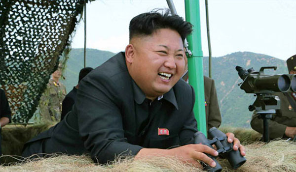 "봐, 할아버지하고 아빠 이름만 팔면 돈 나온다니까." 최근 김정은이 김일성 생일이 다가온다며 주민들로부터 돈을 빼앗고 있다고 한다. ⓒ北선전매체 보도화면 캡쳐