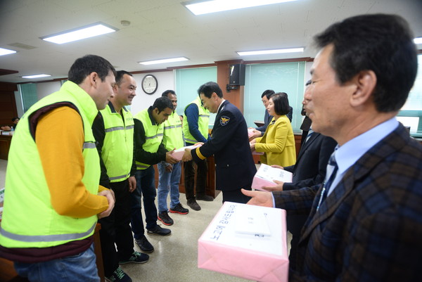 ▲ 정재화 서장이 격려금을 전달하고 있다