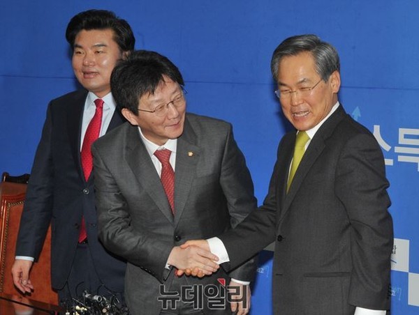 ▲ 유승민 새누리당 원내대표(가운데)와 새정치민주연합 우윤근 원내대표(오른쪽)가 지난 3일 오전 국회에서 주례회동을 가지며 인사를 하고 있다. ⓒ연합뉴스