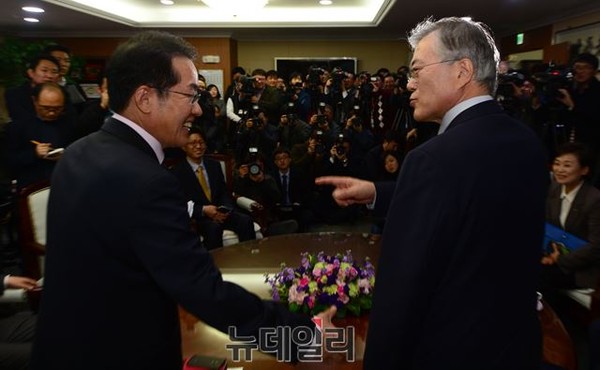 ▲ 새정치민주연합 문재인 대표와 홍준표 경남도지사가 지난 18일 경남도청 도지사 집무실에서 무상급식과 관련한 담판을 벌이고 있다. ⓒ뉴데일리/사진공동취재단