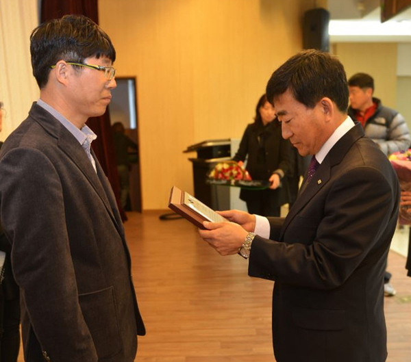 ▲ 정보화농업인연구회 김형국씨가 도지사상을 수상하고 있다.ⓒ경산시 제공