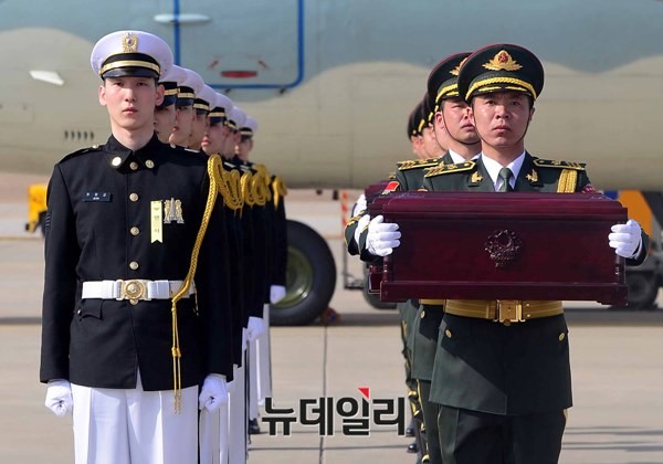 ▲ 인천 공항에서 중국군 유해 송환 전차를 거행하는 양국 의장대.ⓒ뉴데일리 정상윤 사진기자