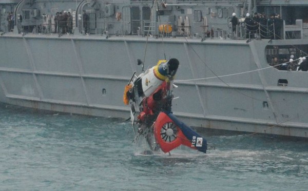 ▲ 20일 오전 해군 청해진함과 SSU대원들이 추락 해경헬기를 인양하고 있다ⓒ해군