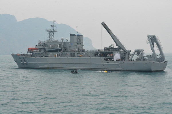 ▲ 20일 오전 해군 청해진함과 SSU대원들이 추락 해경헬기를 인양하고 있다ⓒ해군