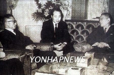 ▲ 박정희 전 대통령(사진 왼쪽)이 이케다 하야토 전 일본 총리(사진 오른쪽)와 정상회담을 하고 있는 모습. ⓒ연합뉴스 사진DB