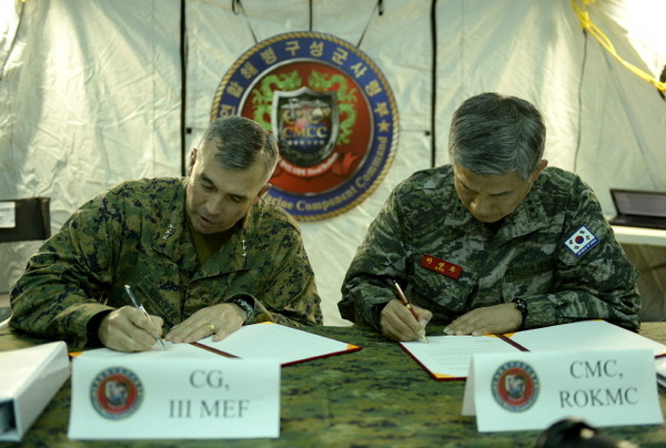 ▲ 이영주해병대사령관과 위슬러 미 3해병기동군 사령관의 CMCC-SOP 서명 모습.ⓒ해병대 사령부