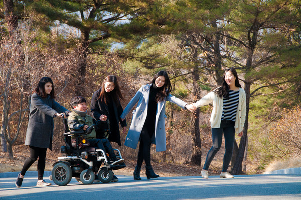 ▲ 캠퍼스에서 장애학생과 일반학생이 함께 어울려 즐겁게 얘기를 나누고 있다.ⓒ대구대 제공