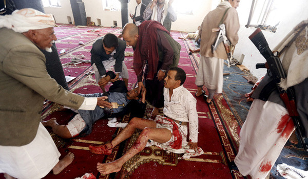 ▲ 테러조직 ISIS가 예멘의 수도 사나에 있는 모스크(이슬람 사원)에서 자살폭탄테러를 일으킨 뒤 후티 반군 등이 부상자들을 구호하는 모습. ⓒ러시아 투데이 보도화면 캡쳐