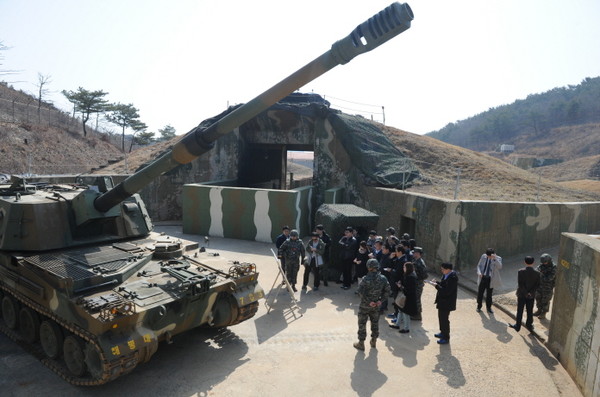 ▲ 천안함 5주기를 앞둔 3월 19일 기자들이 백령도 연평부대 K-9자주포 진지를 견학하고있다.ⓒ해군