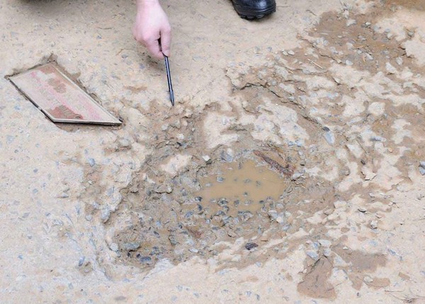 ▲ K-9자주포 유개호에 떨어진 북한군 방사포 흔적.ⓒ해군