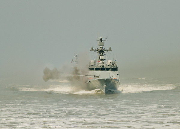 ▲ 유도탄고속함 박동혁함(앞)과  윤영하함(뒤)이 76mm 함포사격을 하고 있다.ⓒ해군