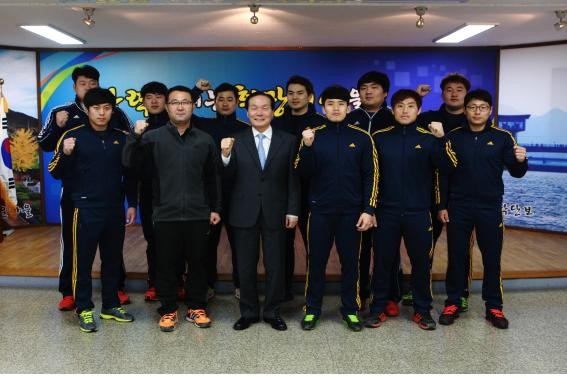 ▲ 의성군청씨름단이 김주수 군수와 기념 촬영을 하고 있다.ⓒ의성군 제공