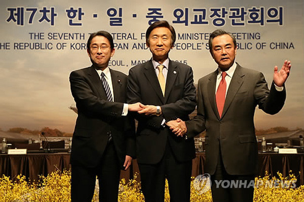 ▲ 지난 21일 서울 중구 신라호텔에서 열린, 제7차 한중일 외교장관회의 전 포즈를 취한 기시다 후미오 日외무상, 윤병세 韓외교부 장관, 왕 이 中공산당 외교부장. ⓒ연합뉴스. 무단전재 및 재배포 금지