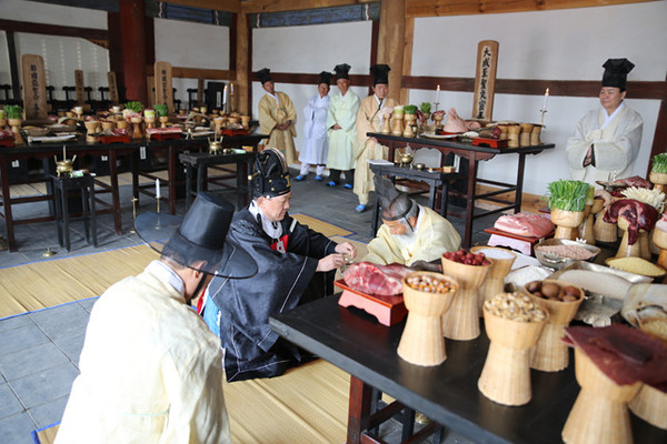 ▲ 성주군이 성현의 덕을 추모하고 기리기 위한 춘계 석전제(釋奠祭)를 지난 22일 성주향교에서 봉행했다.ⓒ성주군 제공