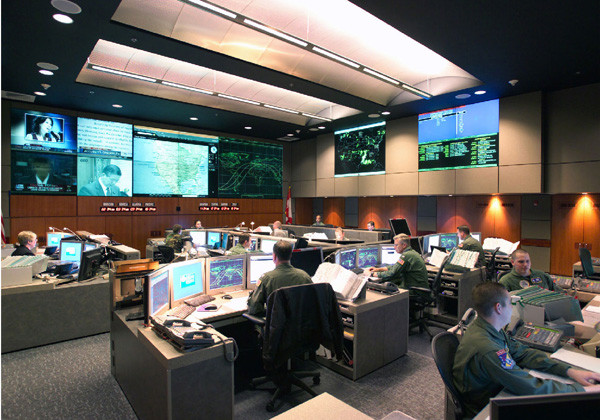 ▲ 美북미방공사령부(NORAD) 관제센터. 美전략사령부의 핵심시설로 콜로라도 스프링스 인근 샤이엔 산 지하 600m에 위치하고 있다. 캐나다와 공동으로 운영한다. ⓒ위키피디아 공개사진