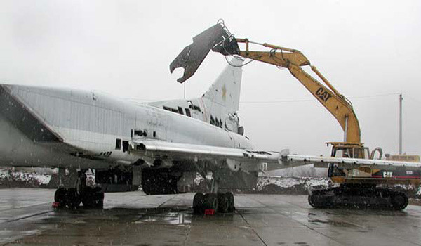 ▲ '넌-루거 프로그램'에 따라 해체되는 Tu-22M3 백파이어 폭격기. ⓒ레이건 대통령기념관 홈페이지