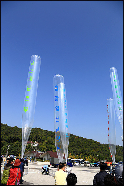 ▲ 대북전단을 날리는 모습. ⓒ 사진 뉴데일리DB