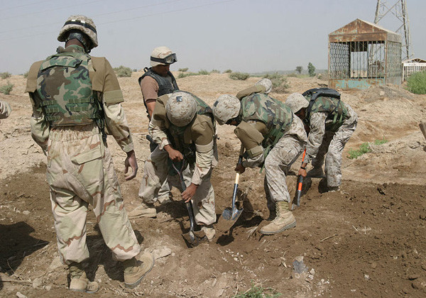 ▲ 이라크에서 살인사건 현장을 조사 중인 美해군범죄수사국(NCIS) 요원들. 테러조직 ISHD가 '암살 대상 미군명단'을 공개하자 이들도 투입됐다고 한다. ⓒ위키피디아 공개사진