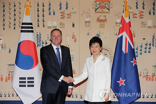 ▲ 박근혜 대통령이 23일 오전 청와대를 방문한 존 필립 키 뉴질랜드 총리와 정상회담을 하기에 앞서 기념촬영을 하며 악수하고 있다. ⓒ연합뉴스 사진DB