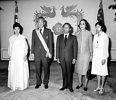 ▲ 1979년 10월 방한중 박정희와 만난 리콴유 싱가포르 수상. 당시 퍼르트레이디 박근혜 현대통령(사진 왼쪽끝)