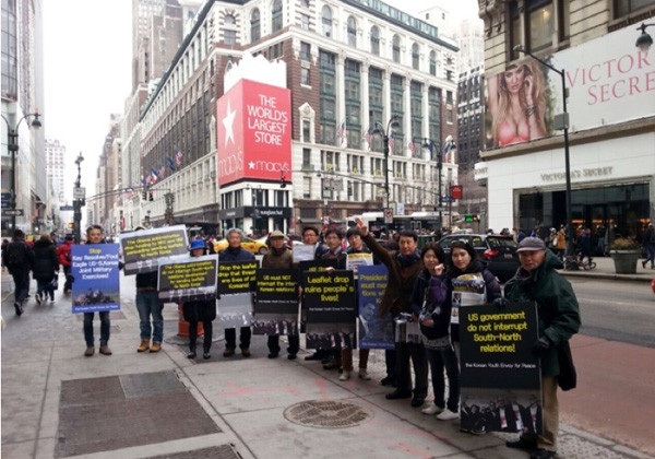 ▲ 美뉴욕에서 시위를 벌이는 '대한청년평화사절단'의 모습. 이날 시위에는 '박근혜 퇴진시위'로 유명한, 뉴욕시국회의 김동균 목사도 참석했다고 한다. ⓒ대한청년평화사절단이 SNS에 공개한 사진.
