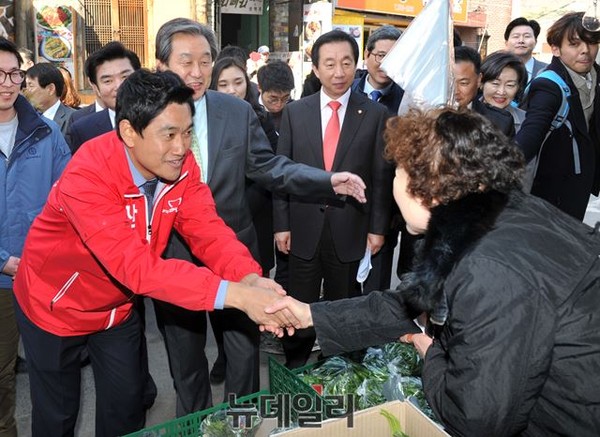 ▲ 새누리당 김무성 대표최고위원이 23일 신림동 고시촌을 방문한 가운데, 4·29 서울 관악을 보궐선거에 출마한 새누리당 오신환 후보가 시장 상인과 악수하고 있다. 이날 김무성 대표와 오신환 후보는 시장 상인들로부터 [여기를 좀 살려달라]는 요청을 집중적으로 들었다. ⓒ뉴데일리 이종현 기자