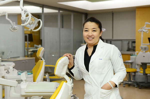 ▲ 몽골출신인 강얼지체첵(G.ulziitsetseg·32)씨가 대구보건대 치위생과에 입학했다. 그녀는 몽골어린이와 국민의 치아건강을 도와주는 꿈을 이루기 위해 이 대학에 입학했다고 말했다.ⓒ대구보건대 제공