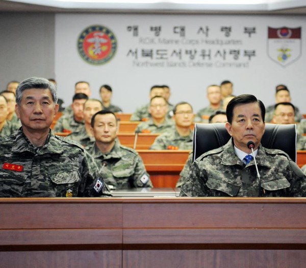 ▲ 해병대 사령부 찾은 한민구 국방부 장관(우측).ⓒ국방부