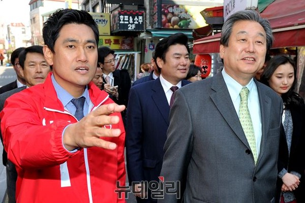 ▲ 김무성 새누리당 대표(오른쪽)와 관악을 보궐선거 오신환 후보(왼쪽)가 고시촌 골목을 걸어가고 있다. ⓒ뉴데일리 이종현 기자