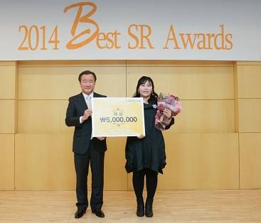▲ 2014 하이카다이렉트 Best SR Awards 대상 수상자  박미정 씨(오른쪽)와 허정범 사장