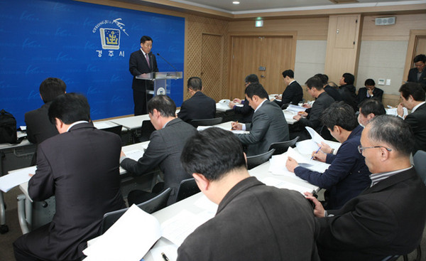 ▲ 경주시는 지난 23일 경제산업국과 농업기술센터 소관으로 추진 중인 시정 사업에 대해 시청 기자실에서 출입언론사를 초청해 시책홍보를 위한 브리핑을 개최했다 ⓒ경주시 제공