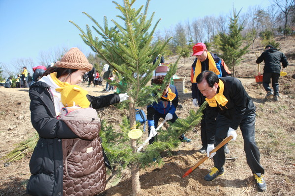 ▲ 생명의 꿈나무를 식재하고 있는 김주수 군수(사진 오른쪽)ⓒ의성군 제공