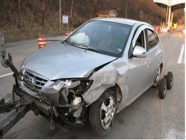 ▲ 24일 새벽 5시 30분께 중앙고속도로 하행선 칠곡군 동명면 송산리 소재119.4km지점에서 선행 단독사고 후 중앙분리대를 넘던 보행 운전자 S(35)씨가 차량 두 대에 치여 사망하는 사고가 발생했다.ⓒ경북지방경찰청 제공