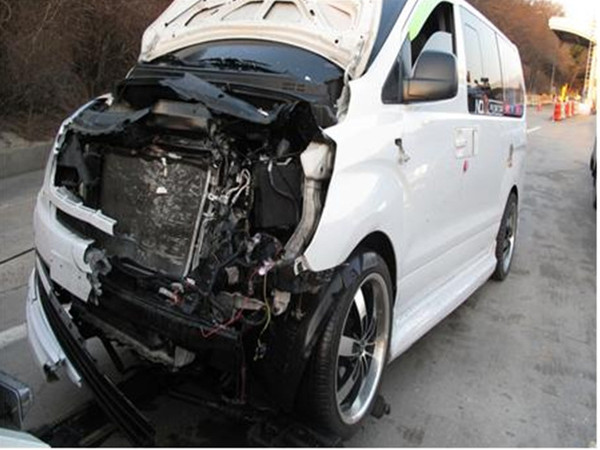 ▲ 선행 사고 후 중앙분리대 넘어오던 보행 운전자와 충돌한 차량 ⓒ경북지방경찰청 제공