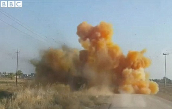 ▲ 쿠르드 민병대 주둔 지역 부근에서 터진 폭탄. 노란색 연기는 염소가스로 추정된다는 게 전문가들의 의견이다. ⓒBBC 보도화면 캡쳐