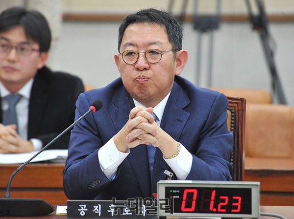 ▲ 이석수 특별감찰관 후보자가 24일 국회 법사위에서 열린 인사청문회에 참석해, 의원들의 질의를 경청하고 있다. ⓒ뉴데일리 이종현 기자