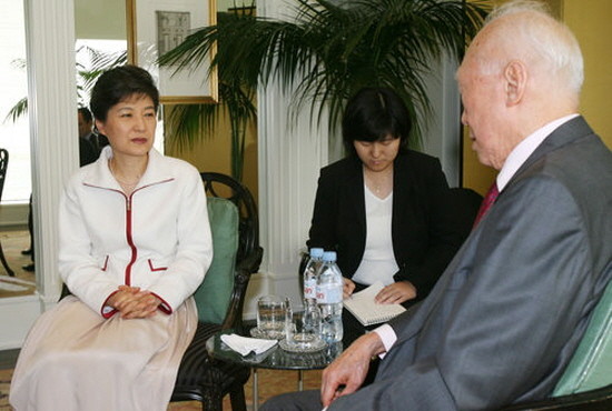 ▲ 2006년 5월 20일 당시 박근혜 한나라당 대표가 서울 남산 하얏트호텔에서 리콴유 싱가포르 전 총리와 면담하고 있다./사진=연합뉴스