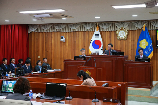 ▲ 울진군의회는 지난 23일 제204회 임시회를 의회 본회의장에서 개회하고 오는 4월 1일까지 10일간의 일정에 들어갔다ⓒ울진군의회 제공