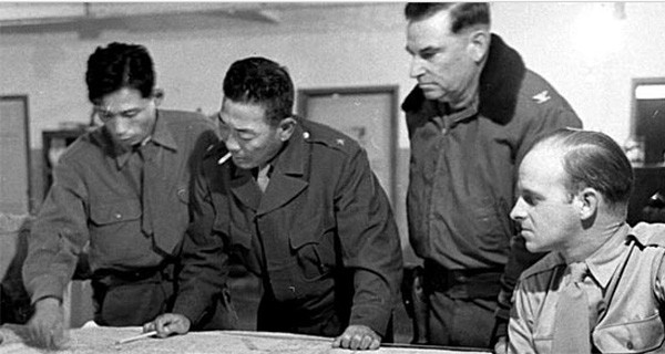 ▲ 1948년10월 육군 정보국에 근무할 당시 박정희(맨 왼쪽) ⓒ美라이프 공개사진