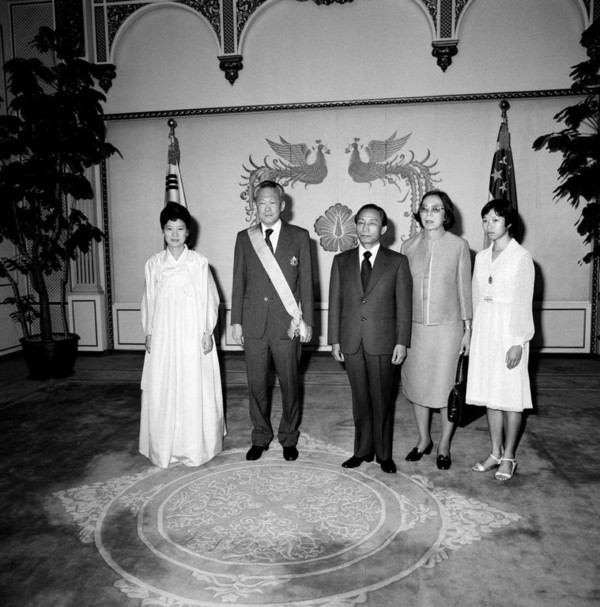 ▲ 사진은 1979년 박정희 대통령과 리콴유 전 총리의 모습. 이날 정상회담때 박근혜(왼쪽) 대통령이 당시 영애시절 통역을 한 것으로 알려졌다. ⓒ조선일보(사진 제공=한국정책방송원)