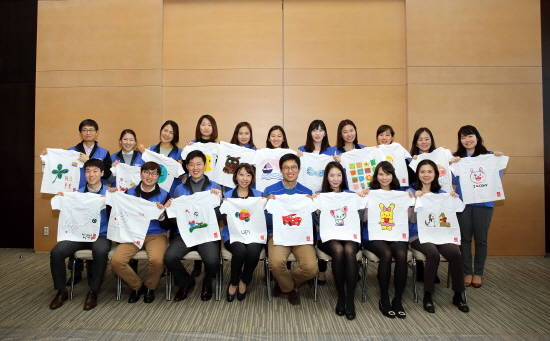▲ 삼성물산 임직원들이 창립 77주년을 맞아 해외 저개발국 지역주민과 학생을 위한 '희망 티셔츠'를 제작했다.ⓒ삼성물산