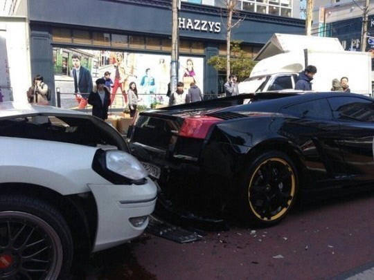 ▲ 사고난 외제차량 모습.ⓒ온라인 커뮤니티.