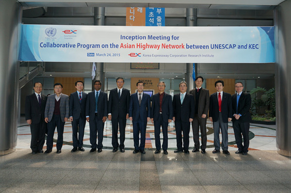 ▲ 아시안하이웨이 활성화를 위한 국제협력연구 착수회의를 개최하고 참석자들이 기념 촬영을 하고 있다.ⓒ한국도로공사 제공